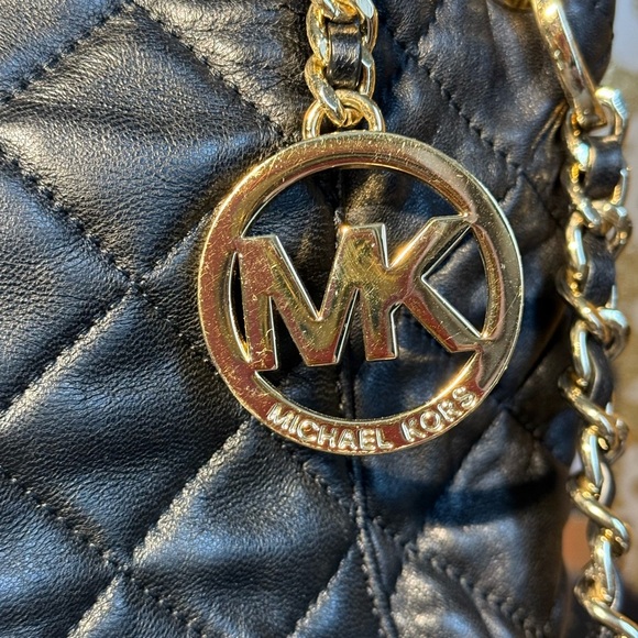 Michael Kors Black Quilted Shoulder Bag with Gold Chain - Picture 4 of 11